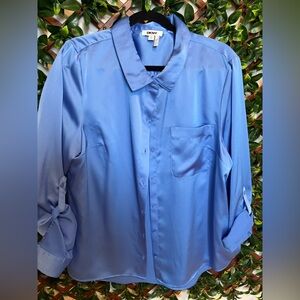 DKNY woman Blue blouse size XL
PTP 24
Length 28